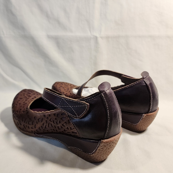 Chic Brown and Purple Women's Flats - Picture 3 of 6